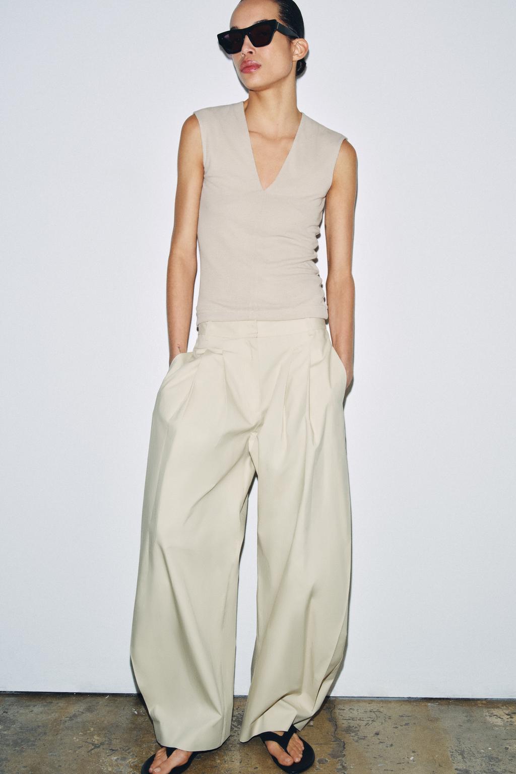 ФУТБОЛКА В РУБЧИК С V-ОБРАЗНЫМ ВЫРЕЗОМ