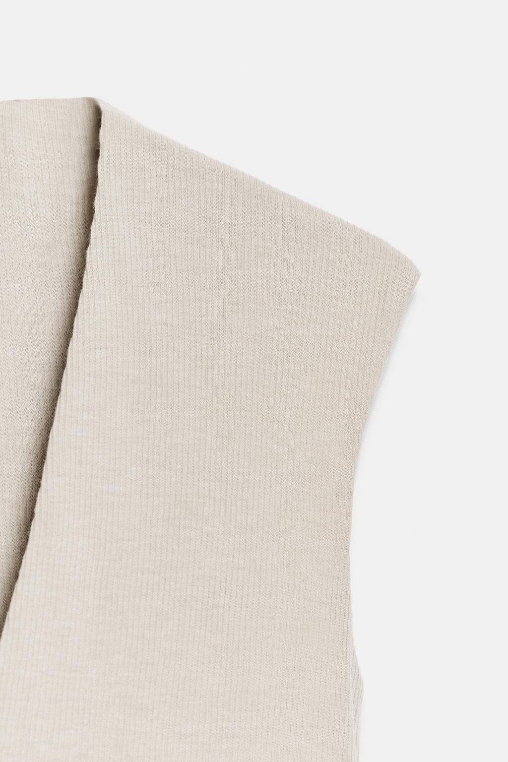 ФУТБОЛКА В РУБЧИК С V-ОБРАЗНЫМ ВЫРЕЗОМ