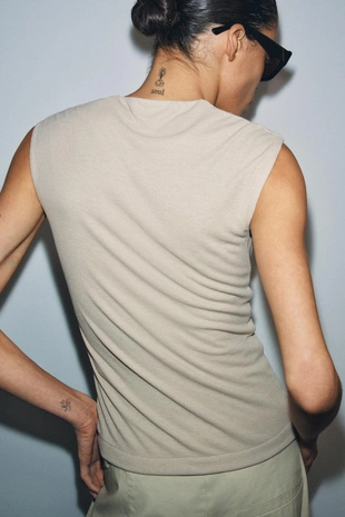 Футболка в рубчик с V-образным вырезом