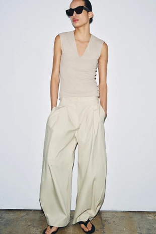 Футболка в рубчик с V-образным вырезом