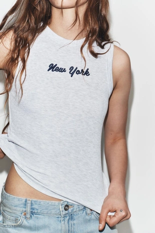 Футболка с вышитой надписью в рубчик- Заказать в России