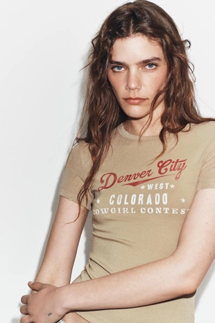 Футболка с короткими рукавами и надписью- Заказать в России