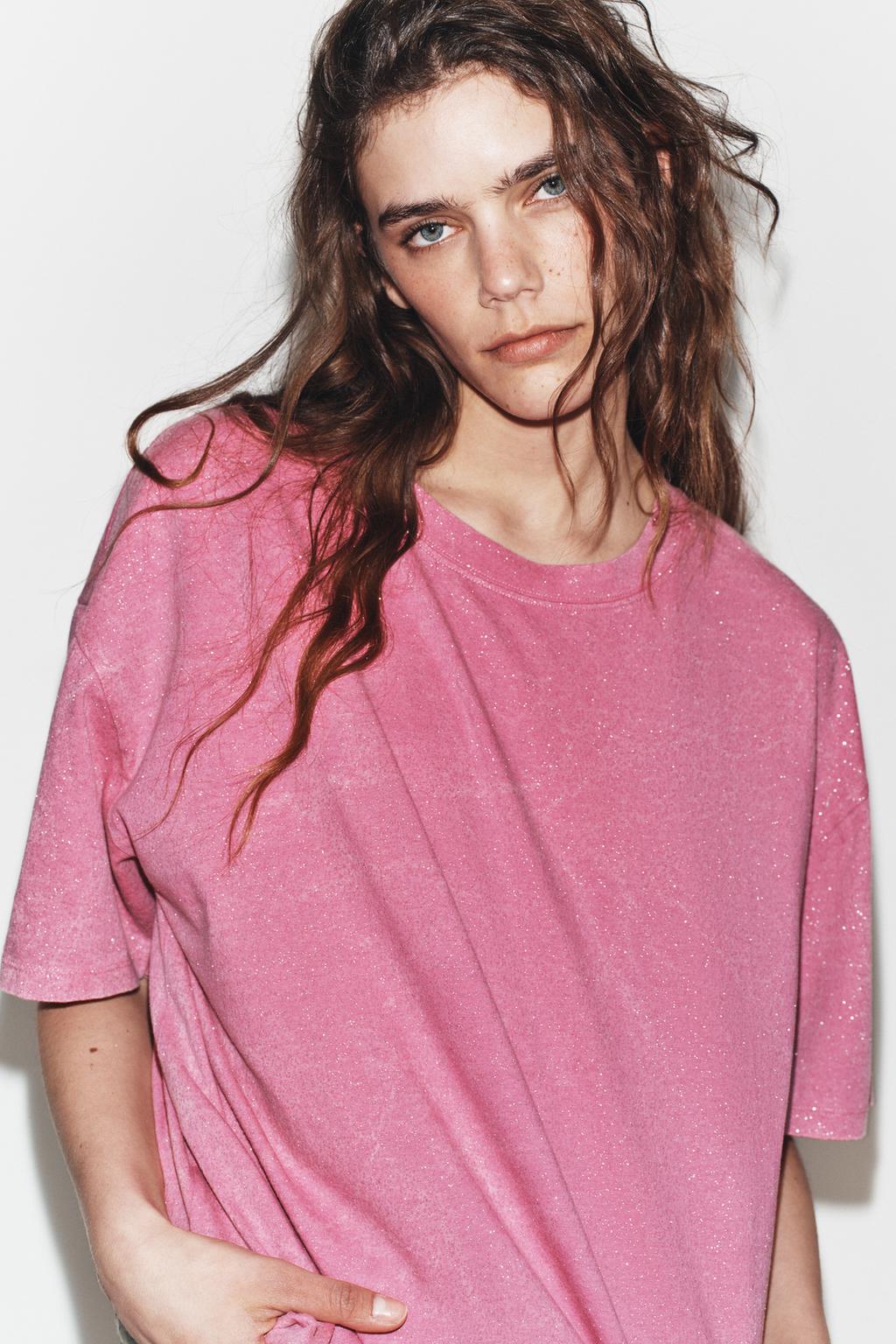 ФУТБОЛКА С ЭФФЕКТОМ ПОТЕРТОСТИ И БЛЕСТКАМИ