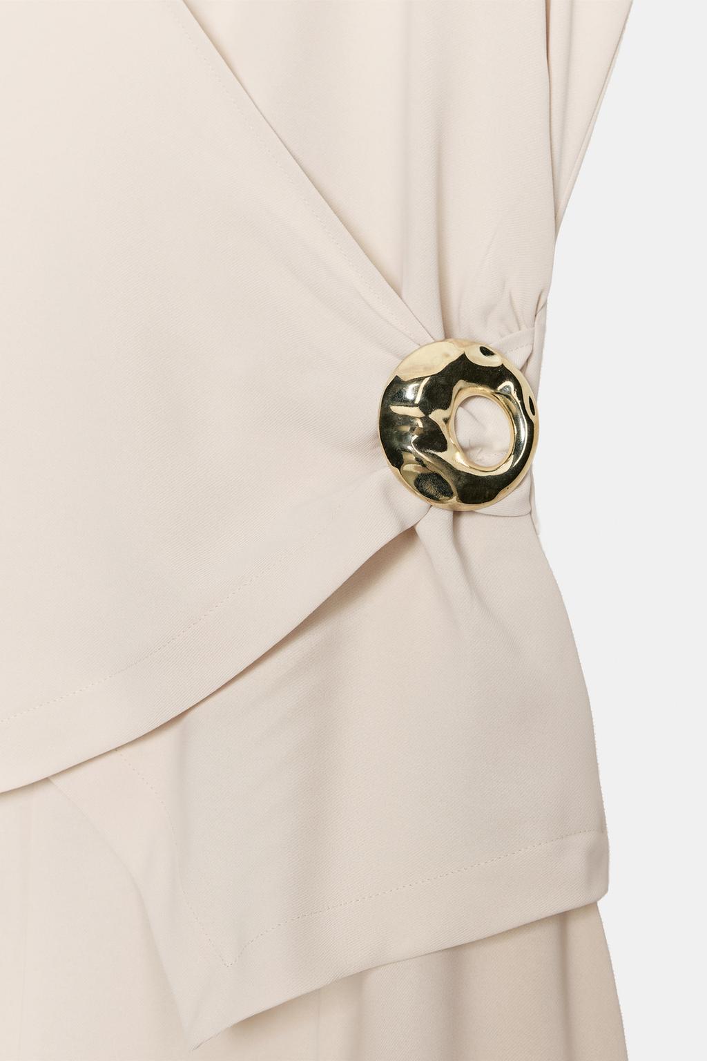 КОМБИНЕЗОН С ЗОЛОТИСТОЙ ДЕТАЛЬЮ