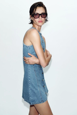 Джинсовое мини-платье Z1975 с отстрочкой- Заказать в России