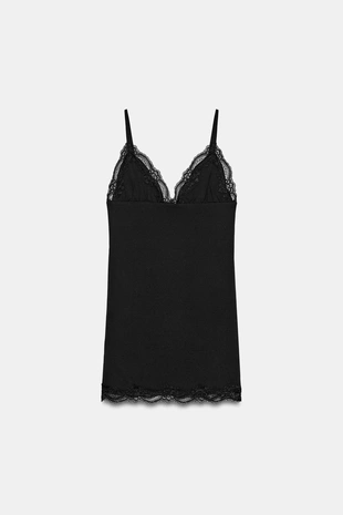 Мини-платье с тонкими бретелями и кружевом