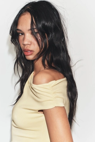 Топ асимметричного кроя со сборками