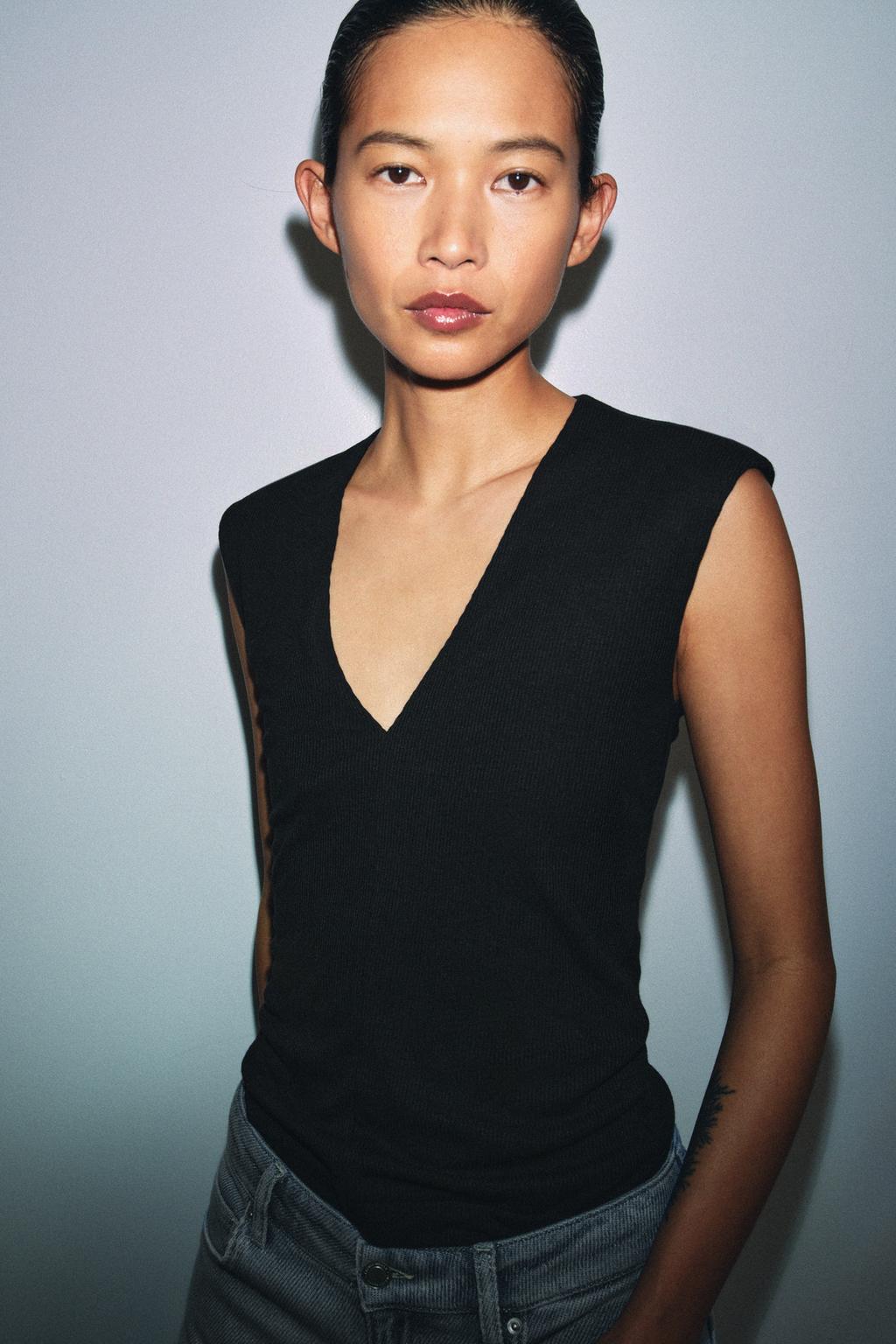 ФУТБОЛКА В РУБЧИК С V-ОБРАЗНЫМ ВЫРЕЗОМ