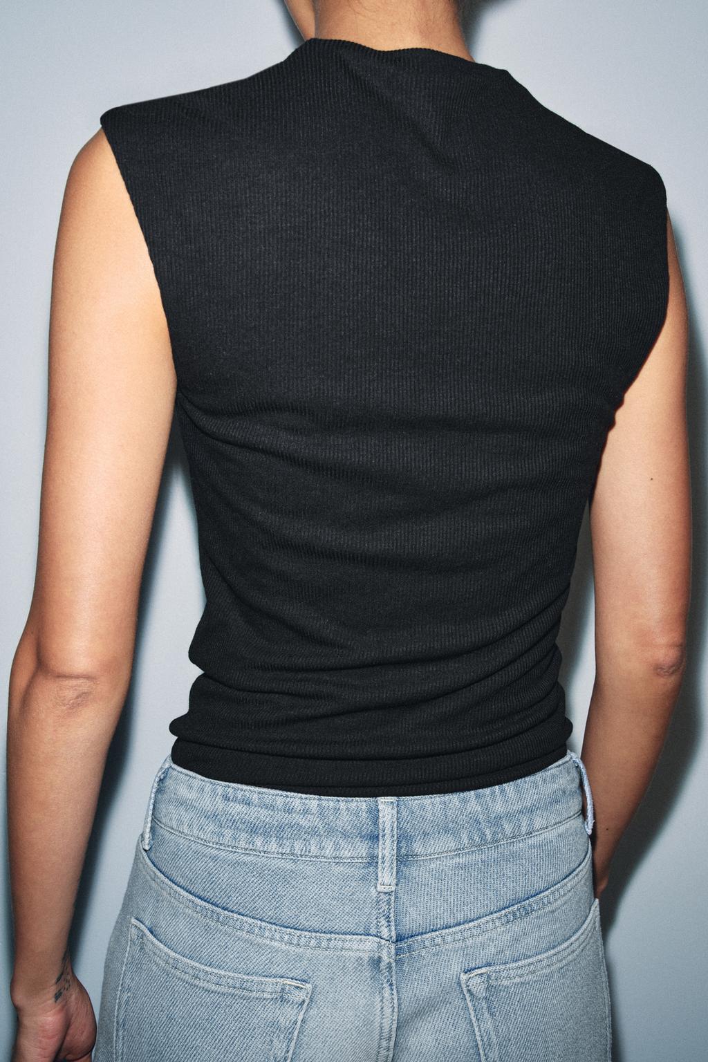 ФУТБОЛКА В РУБЧИК С V-ОБРАЗНЫМ ВЫРЕЗОМ