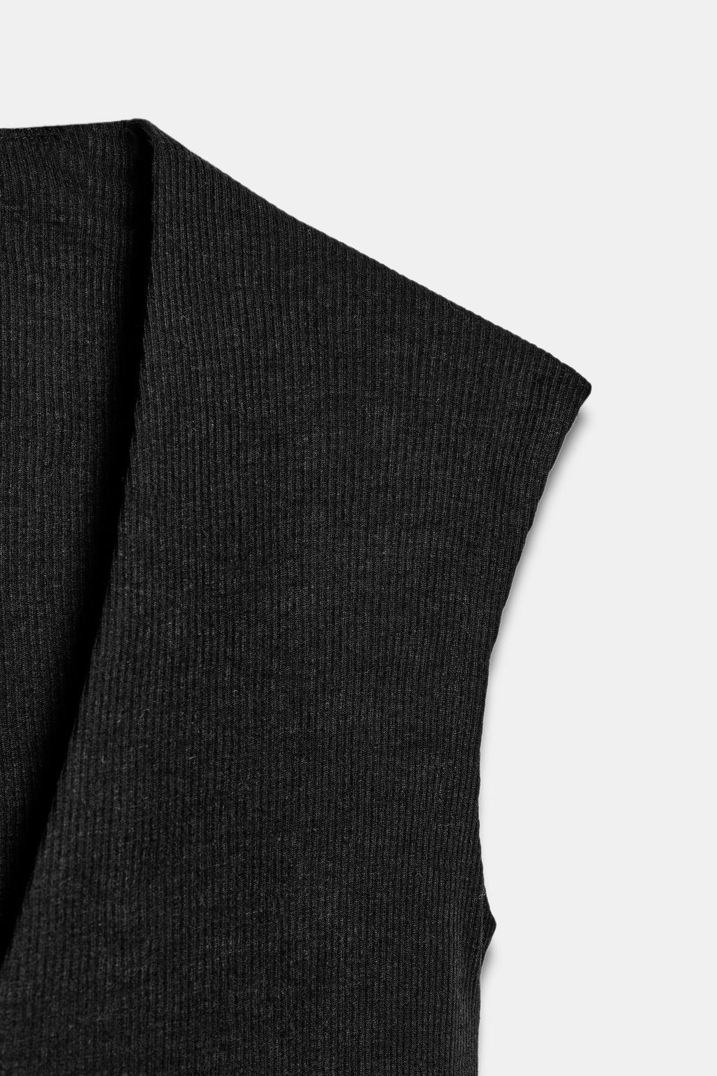 ФУТБОЛКА В РУБЧИК С V-ОБРАЗНЫМ ВЫРЕЗОМ