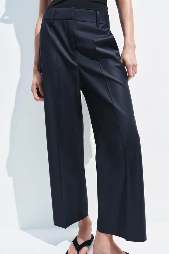 БРЮКИ ИЗ СМЕСОВОЙ ШЕРСТИ С ЗАУТЮЖЕННЫМИ СТРЕЛКАМИ — коллекция Zara «ZW»