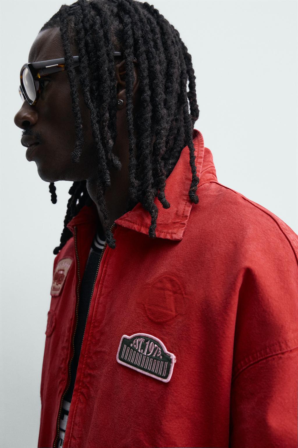 КУРТКА СВОБОДНОГО КРОЯ С НАШИВКАМИ