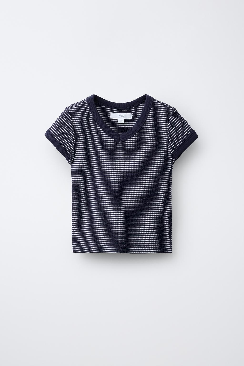 ФУТБОЛКА В РУБЧИК В ПОЛОСКУ С V-ОБРАЗНЫМ ВЫРЕЗОМ