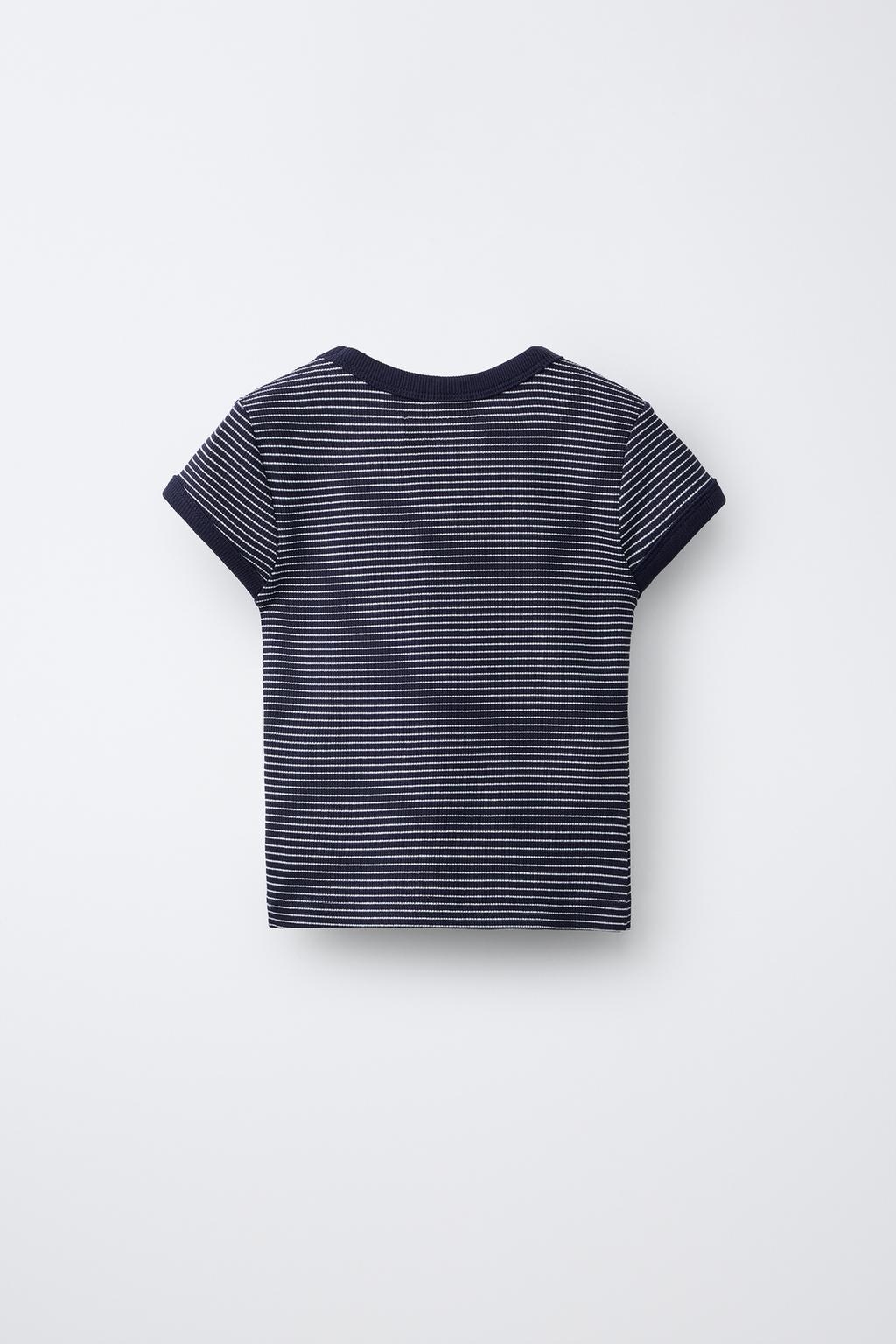 ФУТБОЛКА В РУБЧИК В ПОЛОСКУ С V-ОБРАЗНЫМ ВЫРЕЗОМ