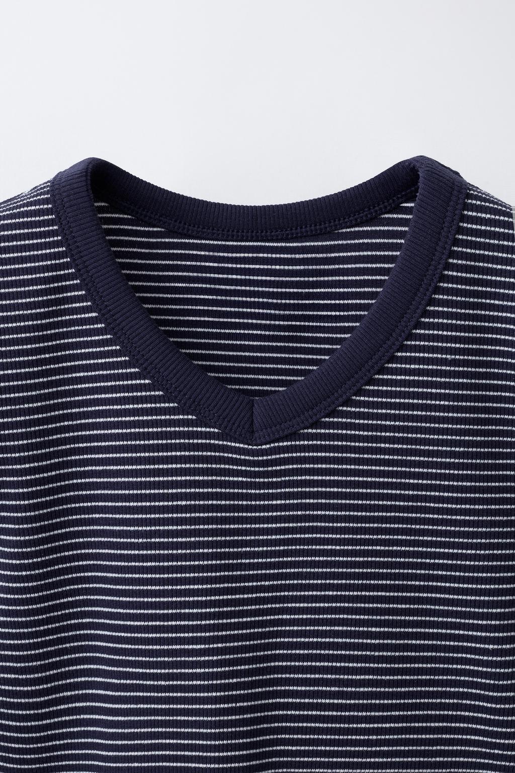 ФУТБОЛКА В РУБЧИК В ПОЛОСКУ С V-ОБРАЗНЫМ ВЫРЕЗОМ