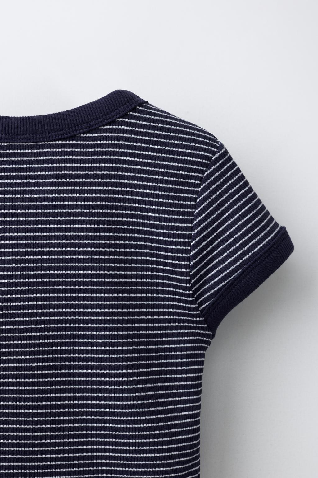 ФУТБОЛКА В РУБЧИК В ПОЛОСКУ С V-ОБРАЗНЫМ ВЫРЕЗОМ