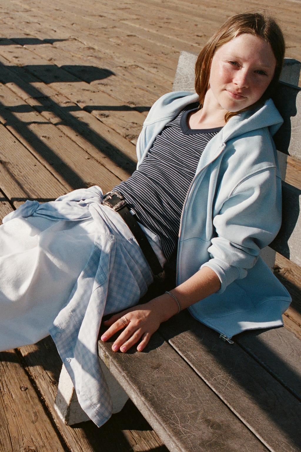 ФУТБОЛКА В РУБЧИК В ПОЛОСКУ С V-ОБРАЗНЫМ ВЫРЕЗОМ