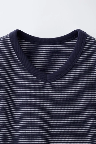 Футболка в рубчик в полоску с V-образным вырезом- Заказать в России