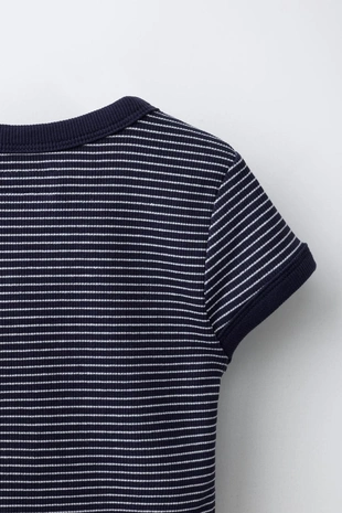Футболка в рубчик в полоску с V-образным вырезом- Заказать в России