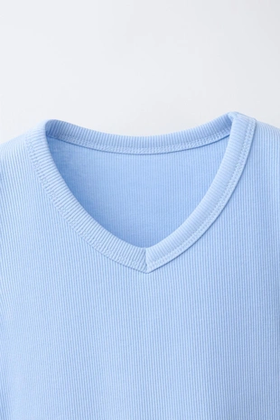 Топ в рубчик с V-образным вырезом