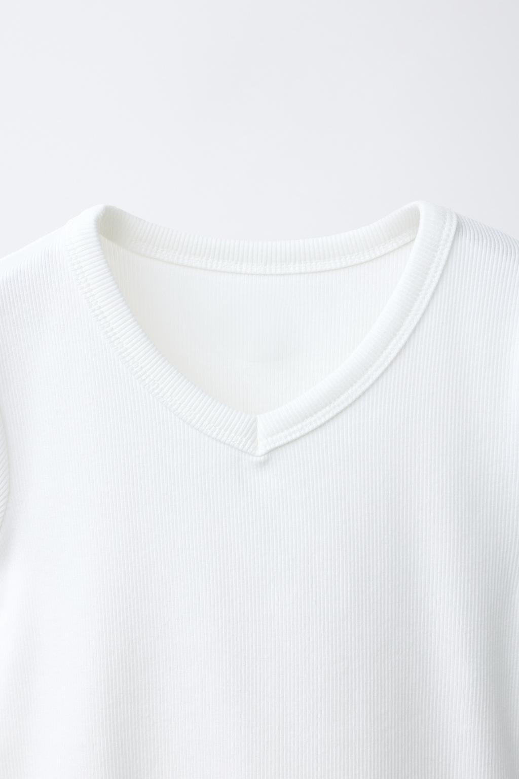 ФУТБОЛКА В РУБЧИК С V-ОБРАЗНЫМ ВЫРЕЗОМ