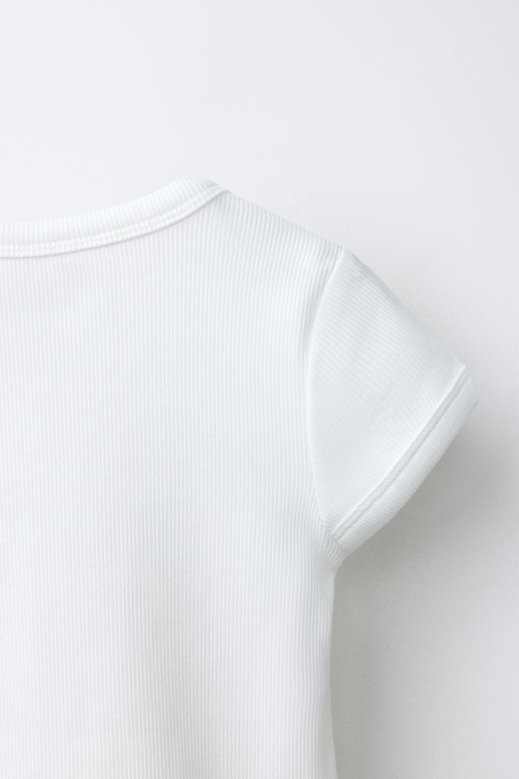 ФУТБОЛКА В РУБЧИК С V-ОБРАЗНЫМ ВЫРЕЗОМ