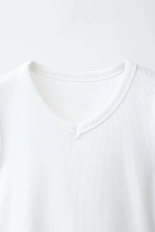 Футболка в рубчик с V-образным вырезом- Заказать в России