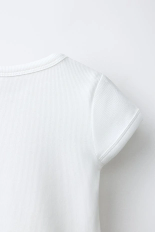 Футболка в рубчик с V-образным вырезом- Заказать в России