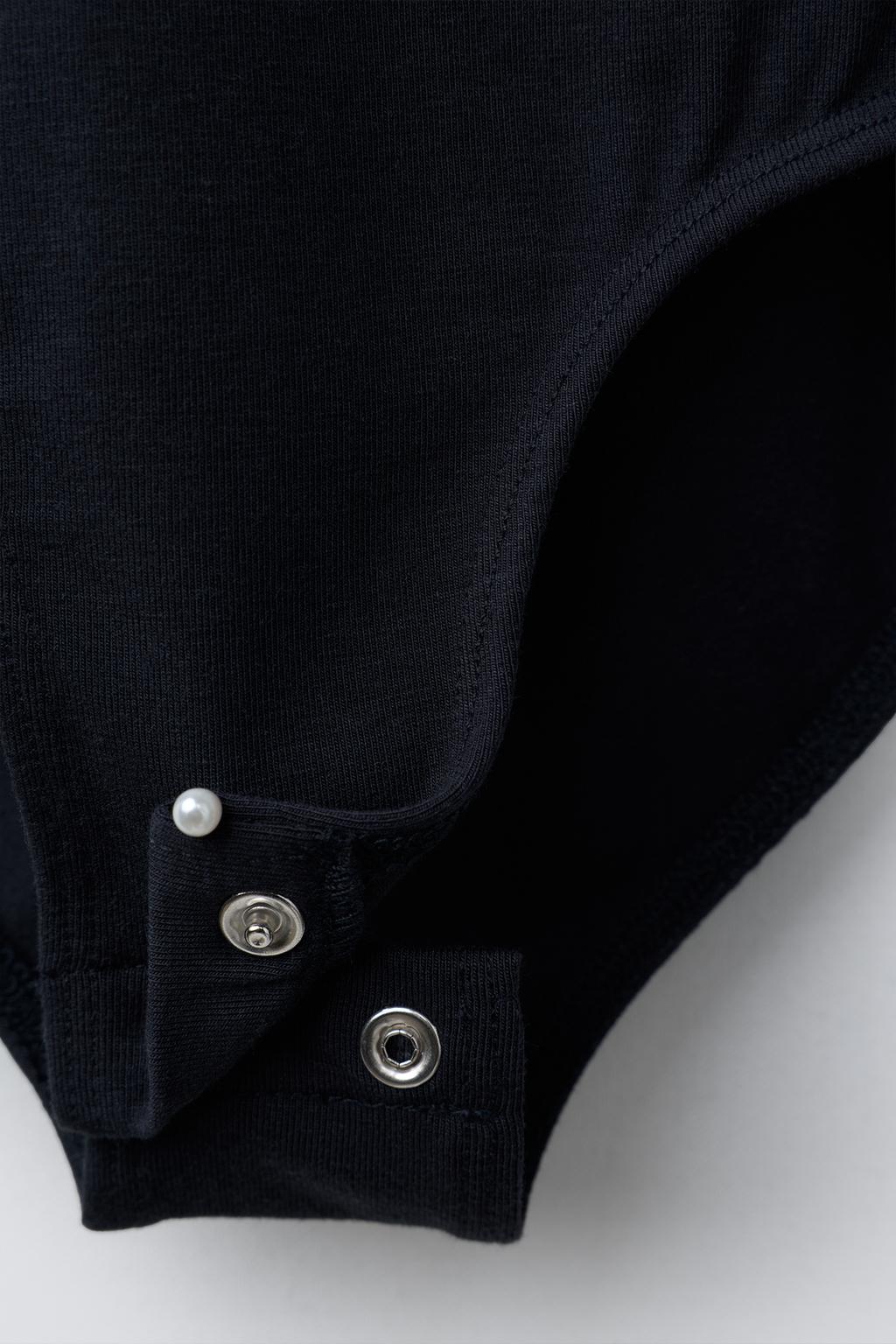 БОДИ С ВОЛАНОМ И ЗАКЛЕПКАМИ ИЗ МОДАЛА