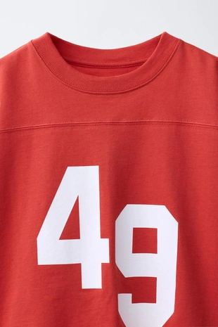 Лонгслив с цифрой и полосками