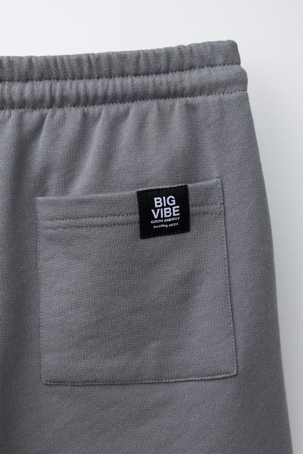 ШОРТЫ-БЕРМУДЫ С ПРИНТОМ «ГРАФФИТИ»