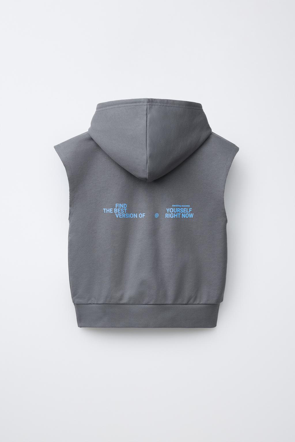 ТОЛСТОВКА БЕЗ РУКАВОВ С КАПЮШОНОМ И ПРИНТОМ ГРАФФИТИ