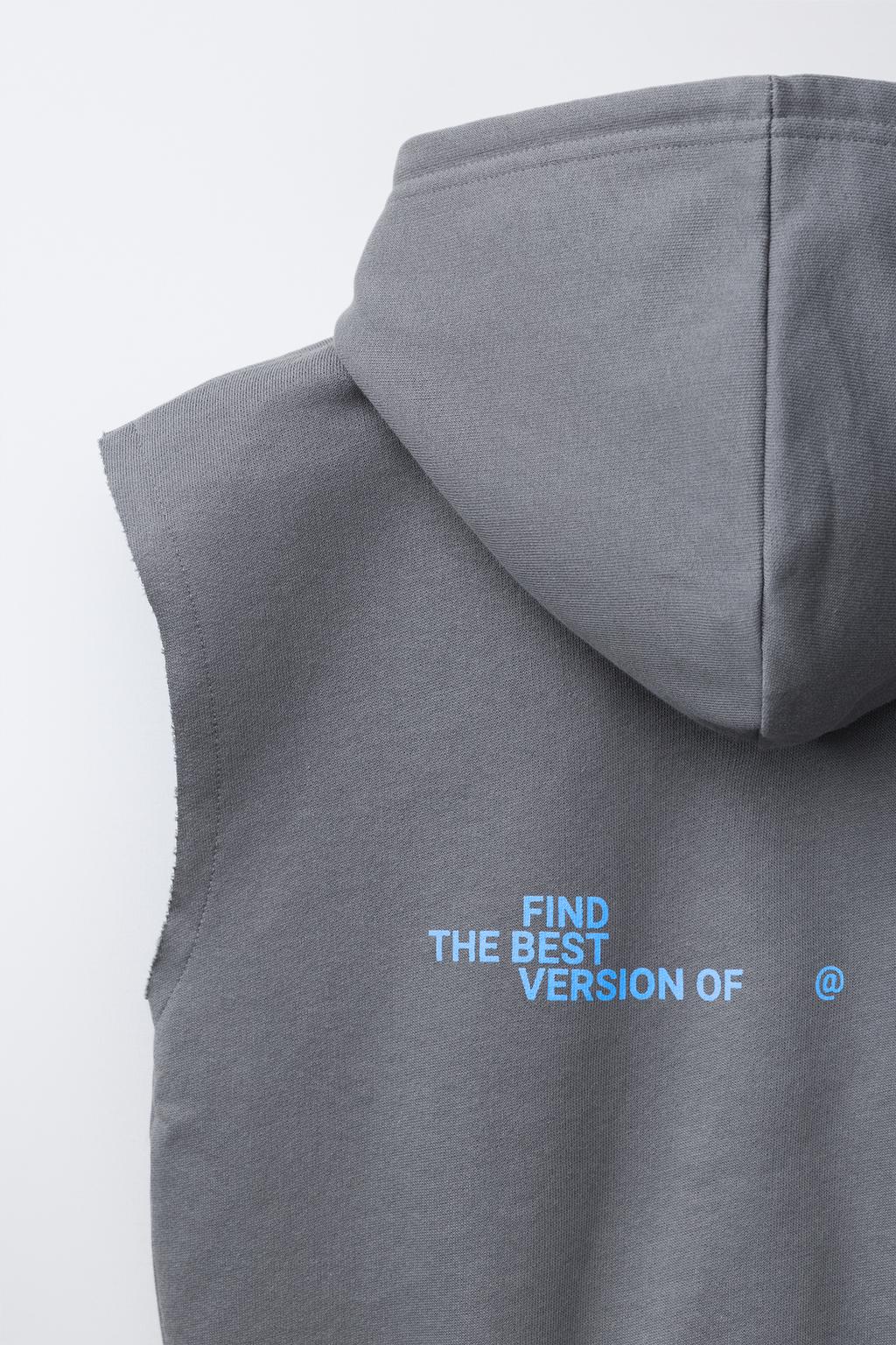 ТОЛСТОВКА БЕЗ РУКАВОВ С КАПЮШОНОМ И ПРИНТОМ ГРАФФИТИ