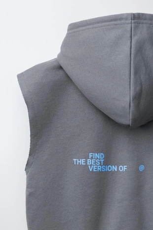 Толстовка без рукавов с капюшоном и принтом граффити- Заказать в России