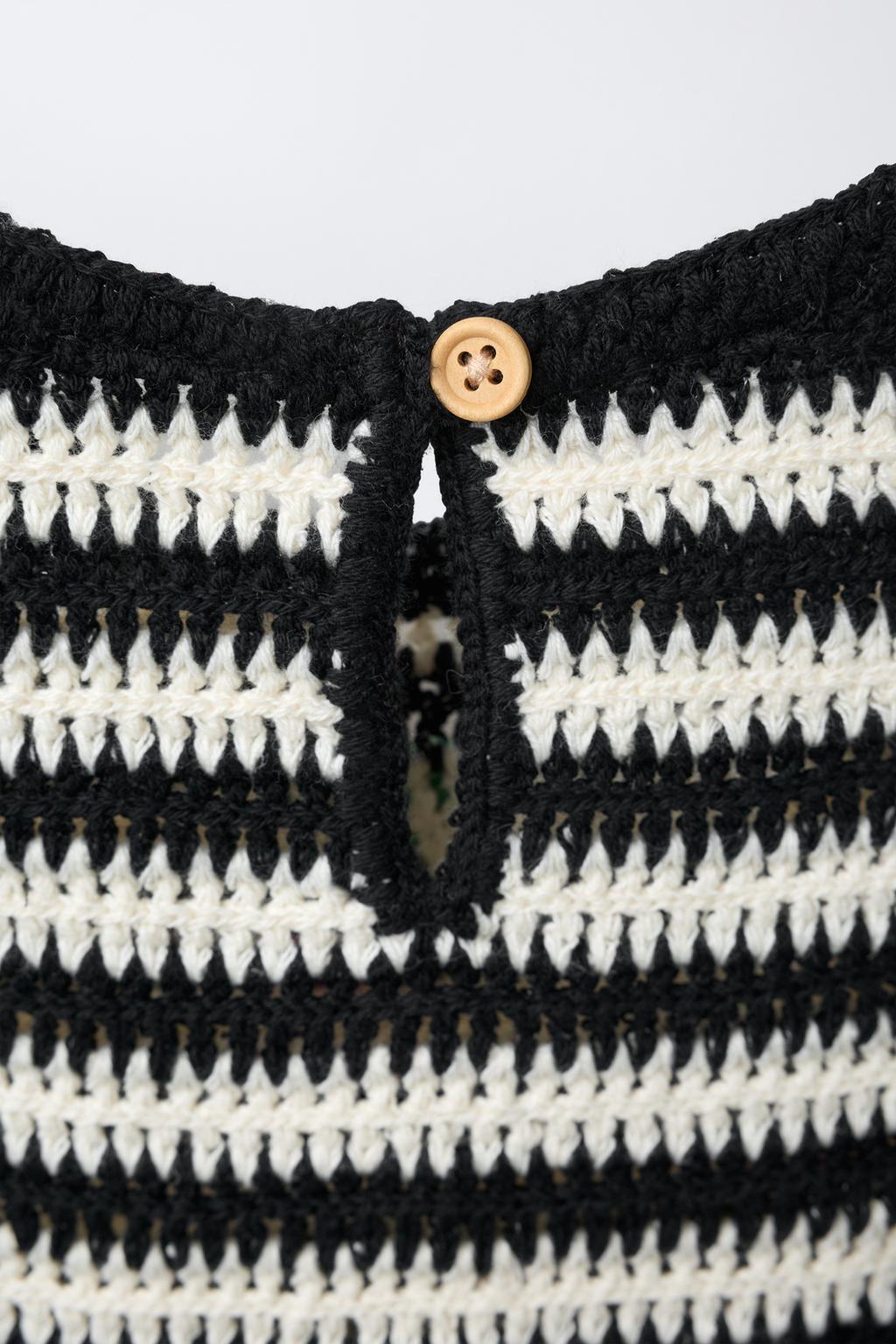 ВЯЗАНЫЙ КРОП-ТОП В ПОЛОСКУ С ВЫШИВКОЙ ВИШЕН