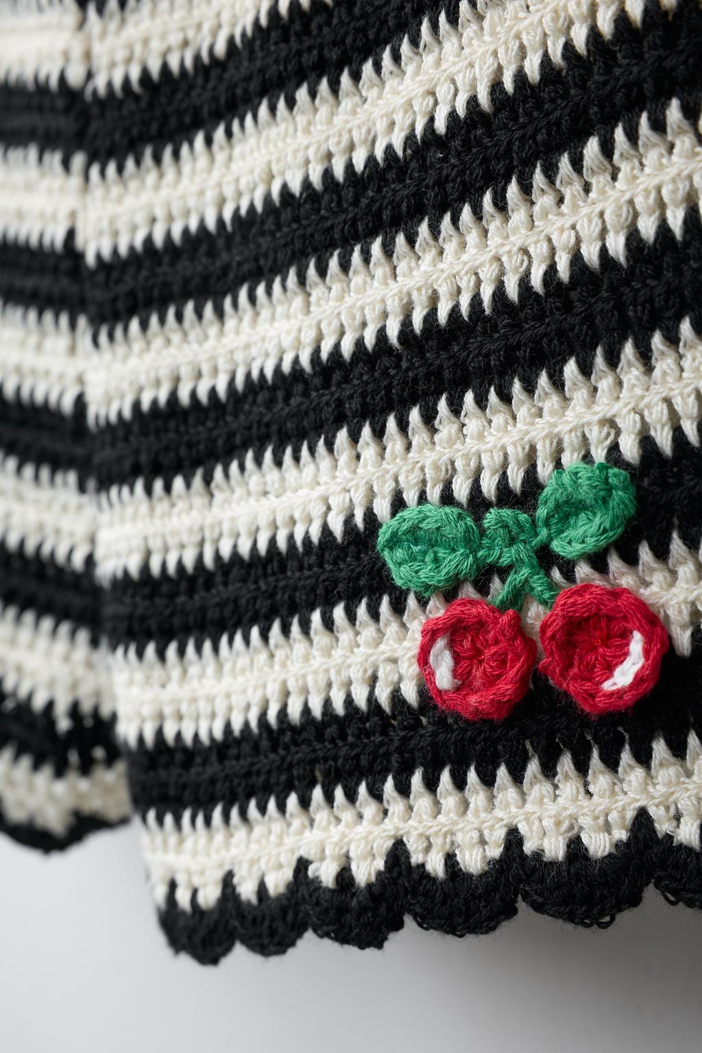 ШОРТЫ ИЗ ВЯЗАНОГО КРЮЧКОМ ПОЛОТНА В ПОЛОСКУ С ВЫШИВКОЙ ВИШЕН