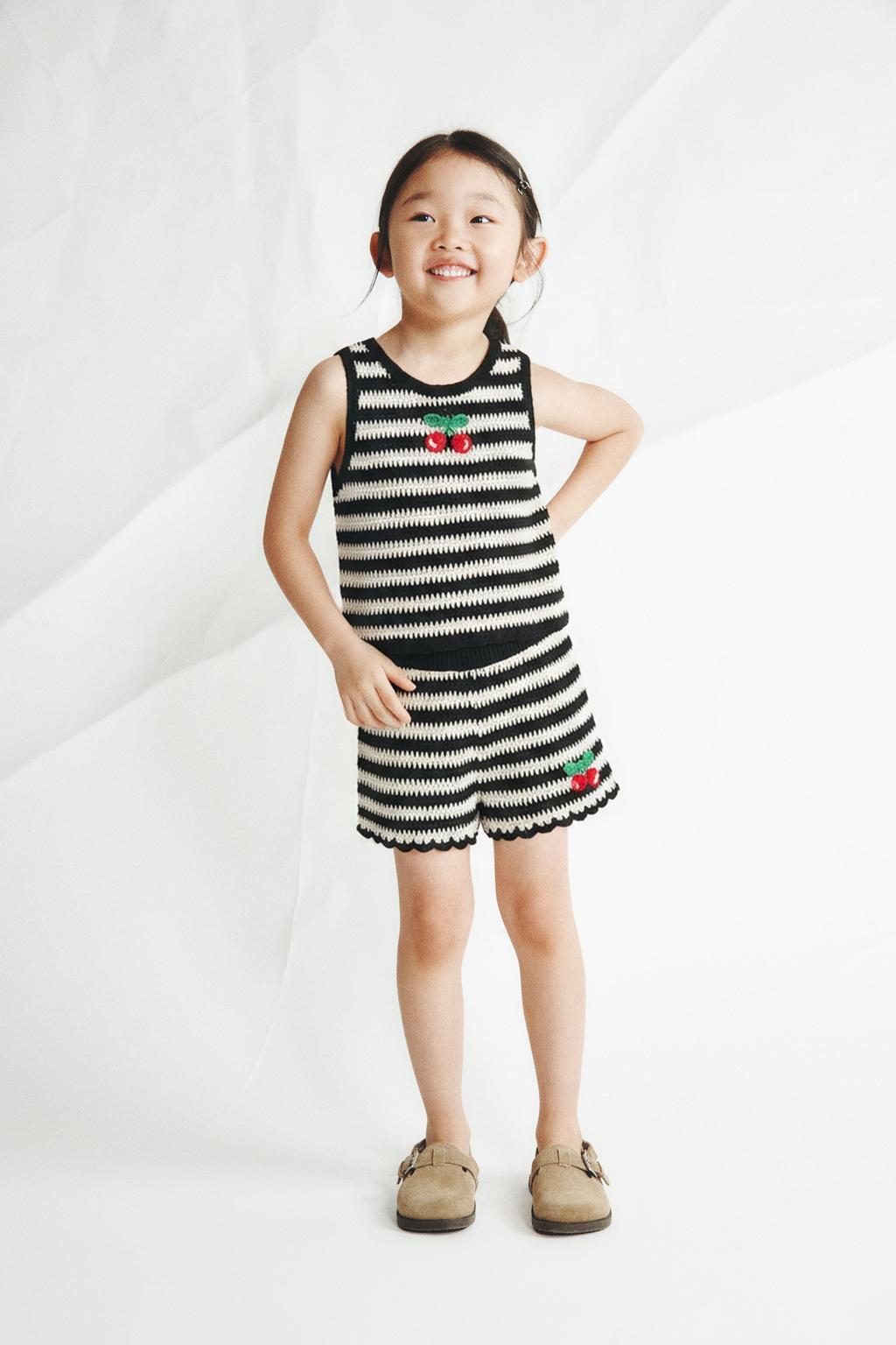 ШОРТЫ ИЗ ВЯЗАНОГО КРЮЧКОМ ПОЛОТНА В ПОЛОСКУ С ВЫШИВКОЙ ВИШЕН