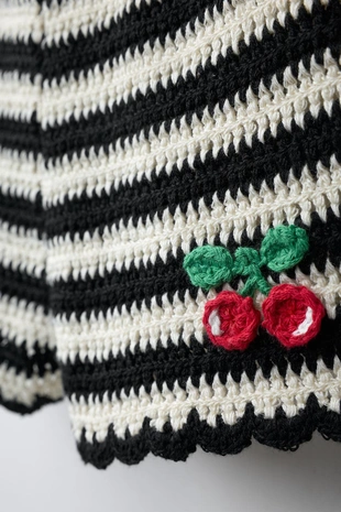 Шорты из вязаного крючком полотна в полоску с вышивкой вишен- Заказать в России