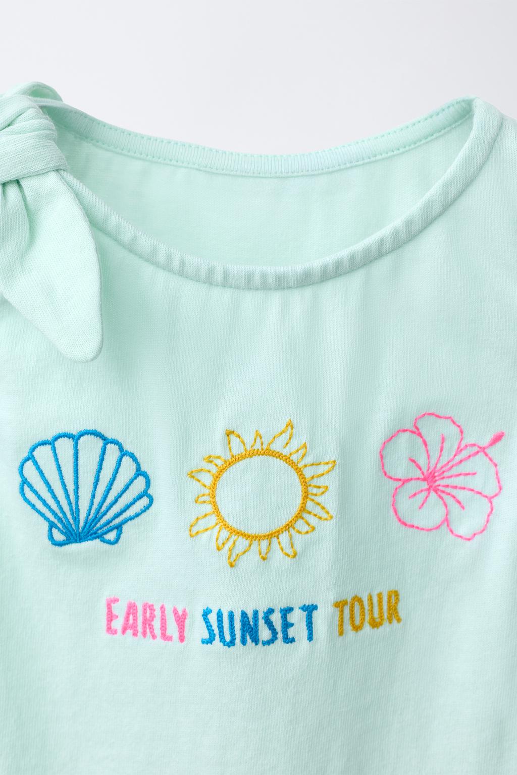 ФУТБОЛКА С УЗЛОМ И ТРОПИЧЕСКОЙ ВЫШИВКОЙ