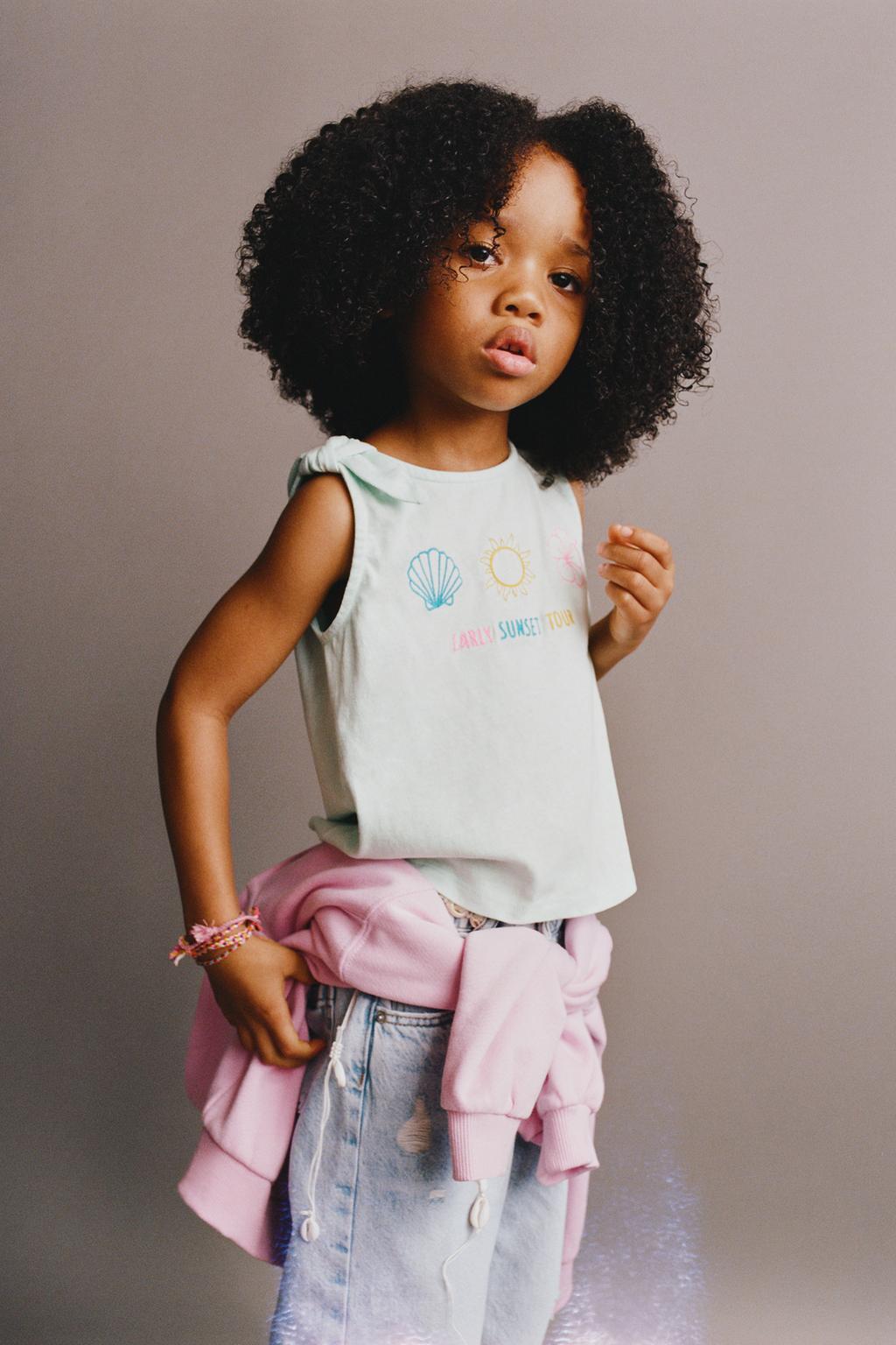 ФУТБОЛКА С УЗЛОМ И ТРОПИЧЕСКОЙ ВЫШИВКОЙ