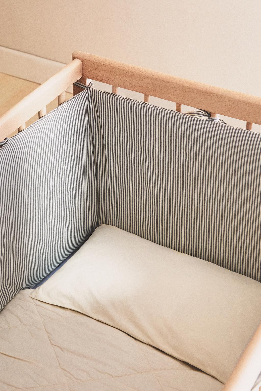 Чехол на борт кроватки с полосками для младенцев