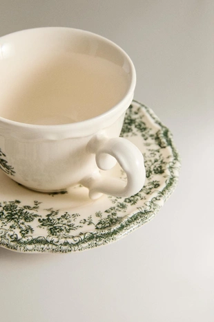 Чашка и блюдце с цветочным узором- Заказать в России