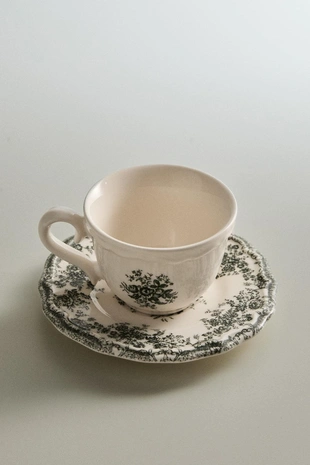 Чашка и блюдце с цветочным узором- Заказать в России