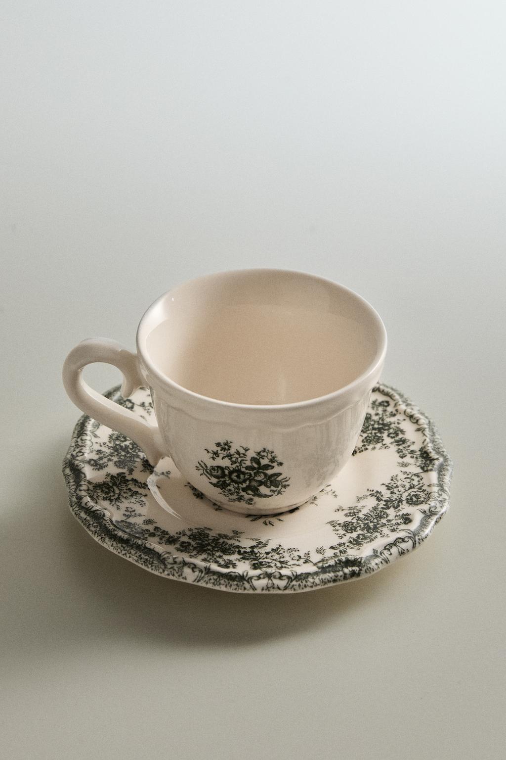 Чашка и блюдце с цветочным узором