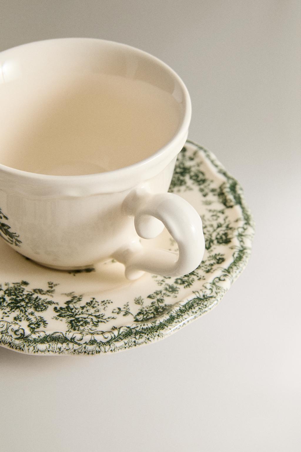 Чашка и блюдце с цветочным узором