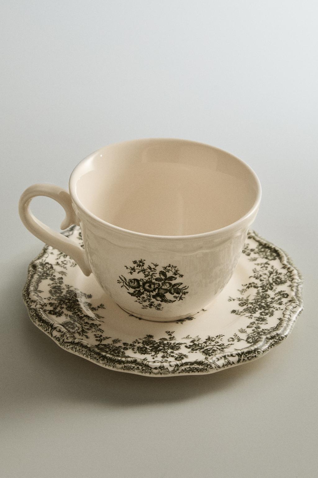 Чайная чашка и блюдце с цветочным узором