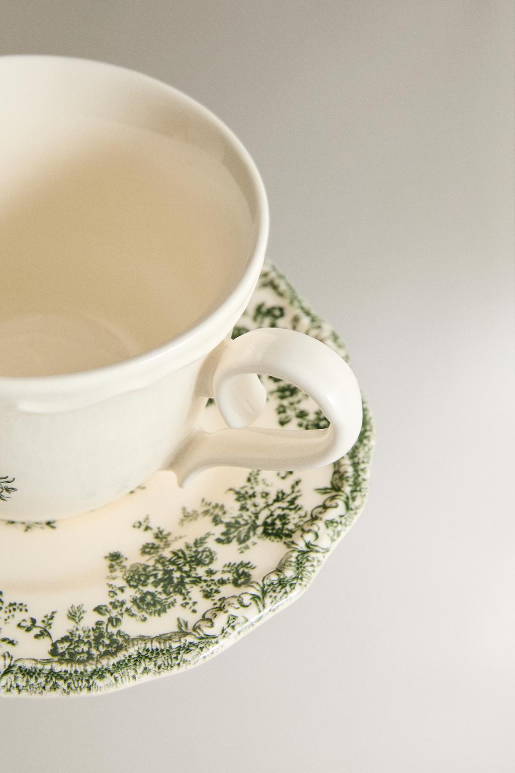 Чайная чашка и блюдце с цветочным узором