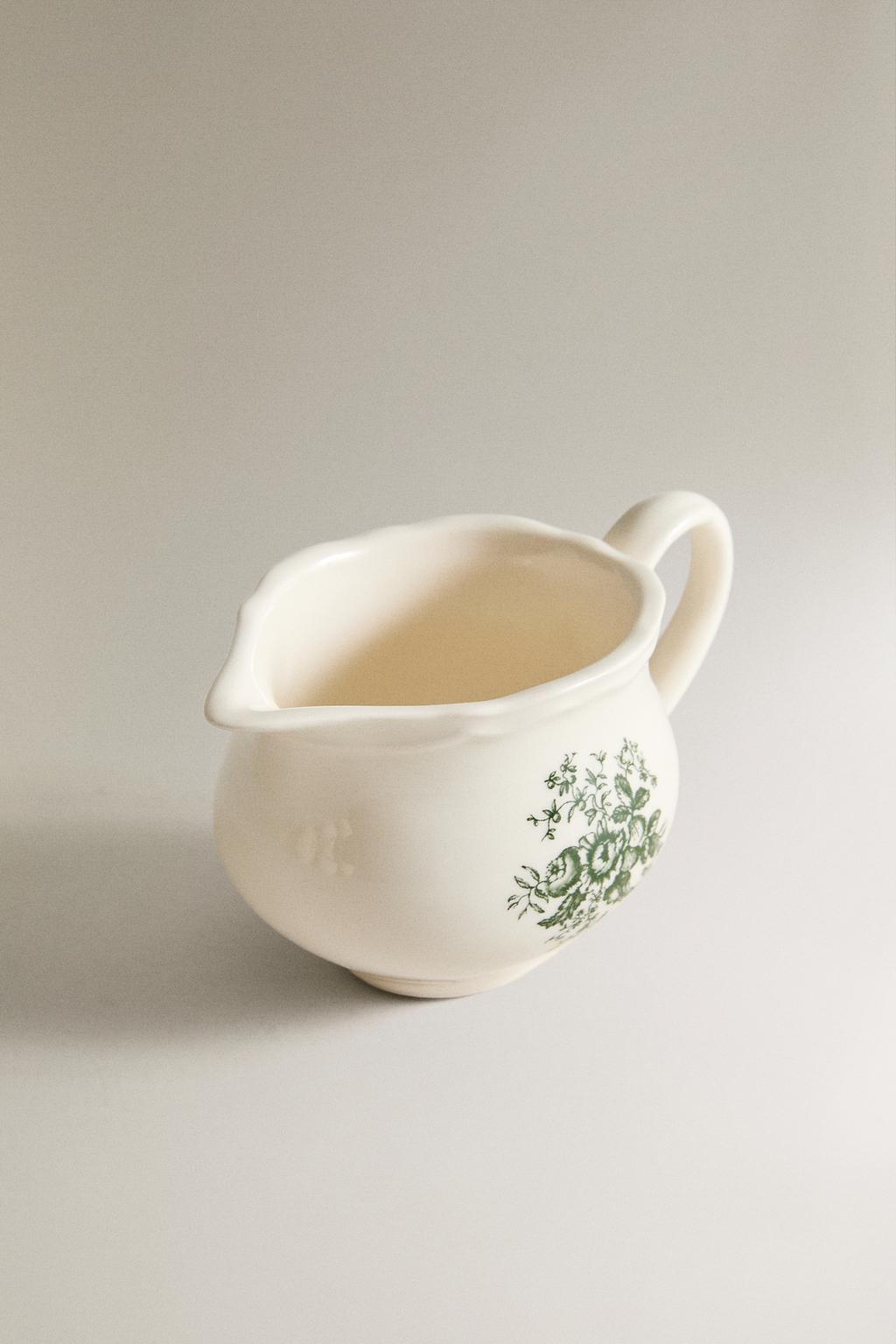 Молочник из тонкой фарфоровой глины с цветочным рисунком