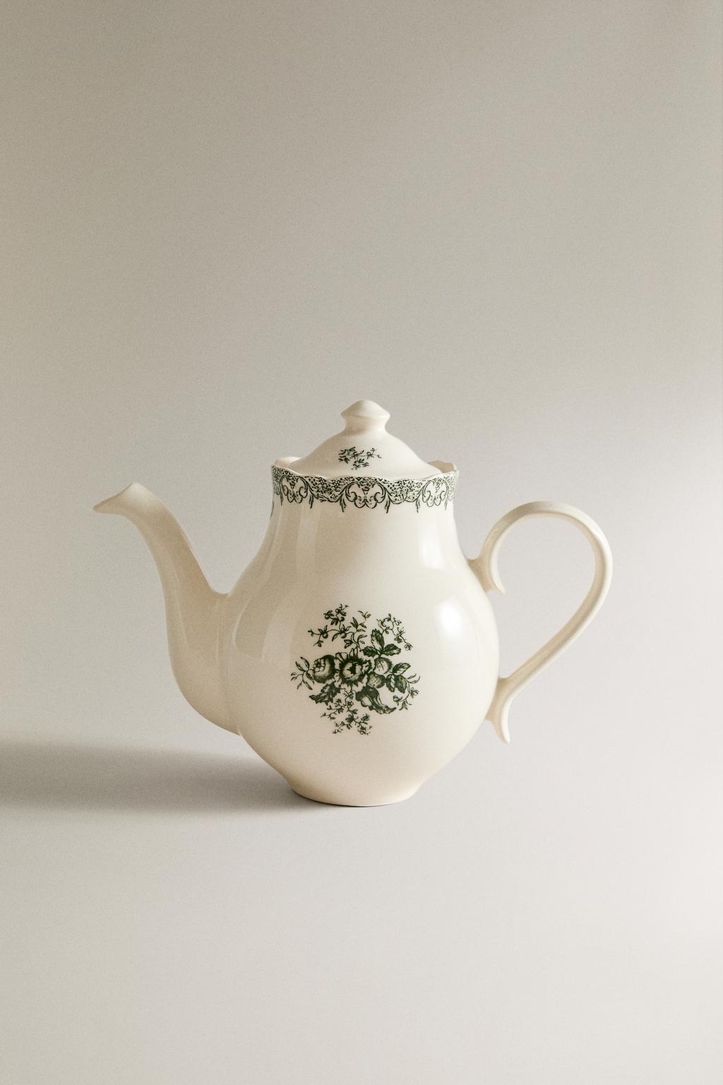 Фарфоровый чайник с цветочным узором