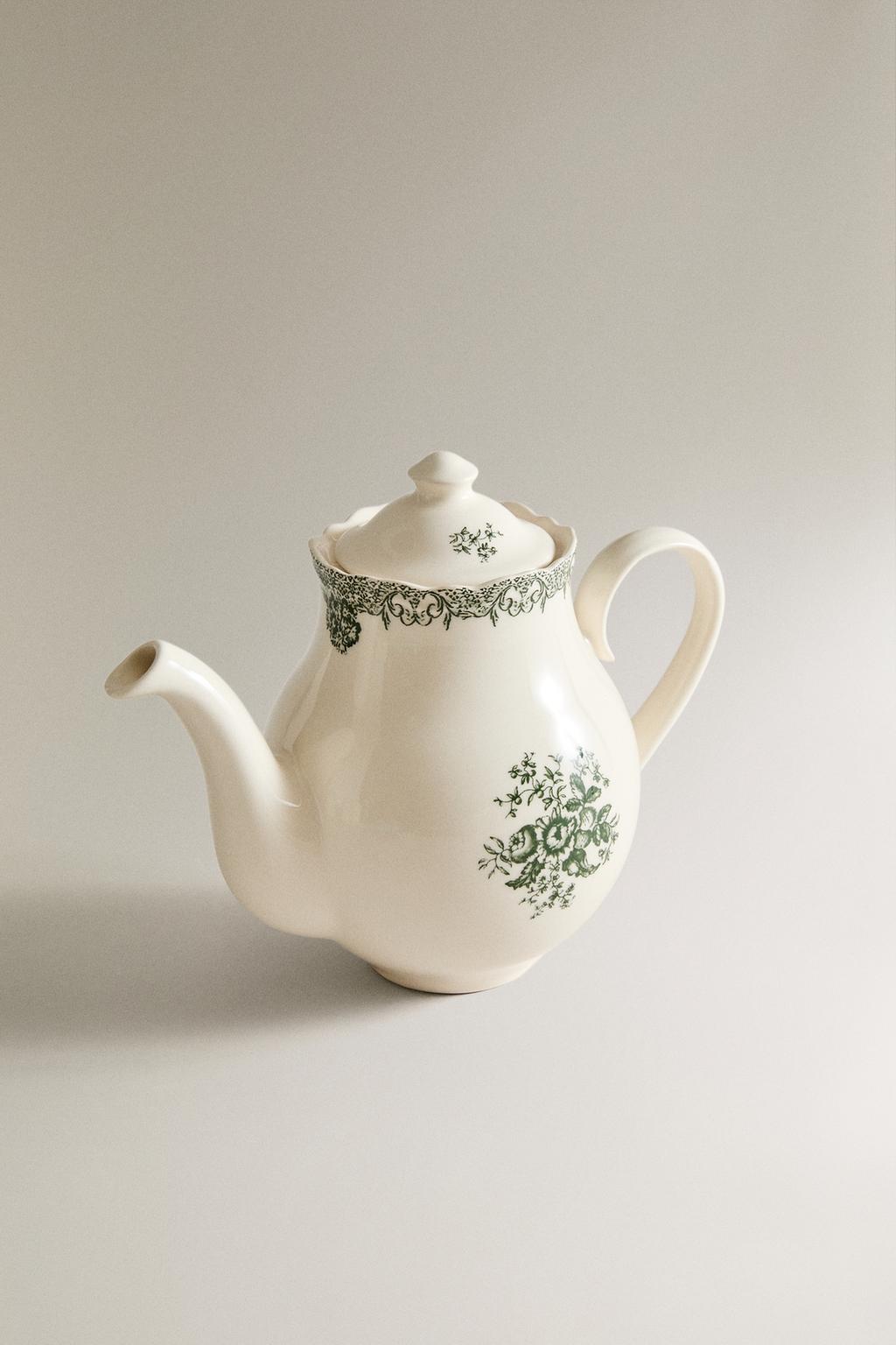 Фарфоровый чайник с цветочным узором